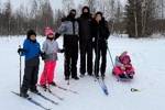 乔治娜晒全家福👨&zwj;👩&zwj;👧&zwj;👦一家七口在北极滑雪⛷️
